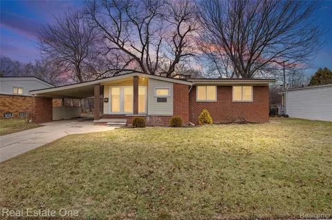 13340 Woodvale St, Oak Park, MI 48237