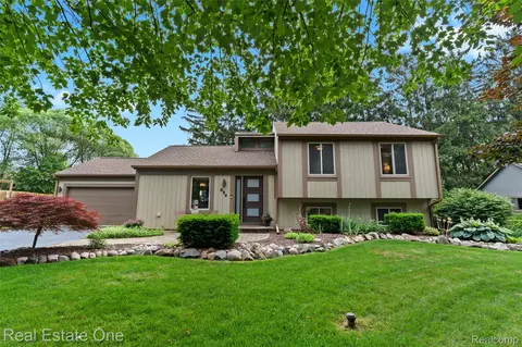 696 Estes Ct, Waterford, MI 48327