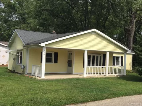 2861 Tuxedo St, Waterford, MI 48329