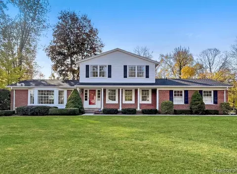 334 Beechview Dr S, Oakland, MI 48306