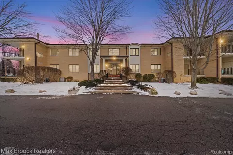31935 W 14 Mile Rd #117, Farmington, MI 48334