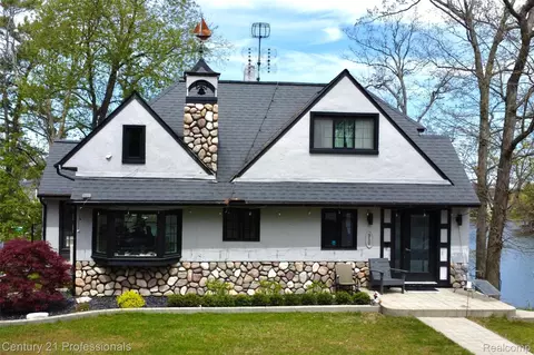 910 W Pine Tree Rd W, Lake Orion, MI 48362