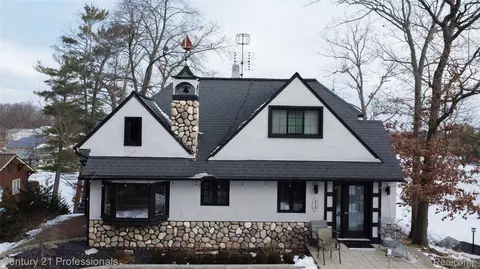 910 W Pine Tree Rd W, Lake Orion, MI 48362