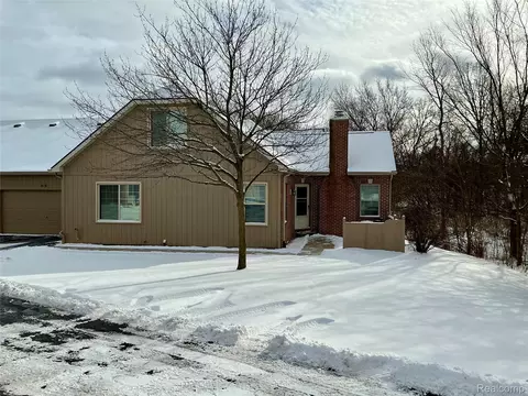 616 Perry Creek Dr #11, Grand Blanc, MI 48439
