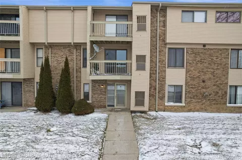 30475 W 14 Mile Rd #77, Farmington Hills, MI 48334