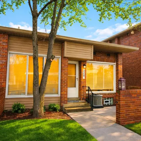 32687 5 Mile Rd, Livonia, MI 48154