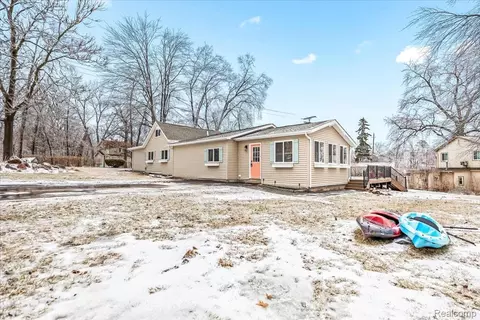 9115 Gale Rd, White Lake, MI 48386
