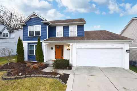 910 3rd St, Fenton, MI 48430