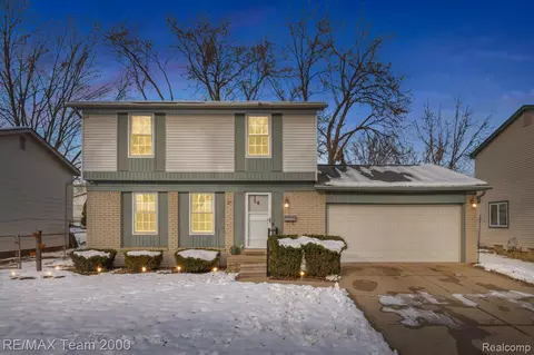 39234 Gloucester St, Westland, MI 48186