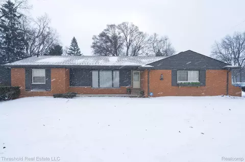 5595 Old Orchard Trl, Orchard Lake Village, MI 48324