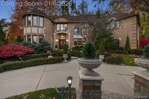 7310 Sandy Creek Ln, Bloomfield Hills, MI 48301