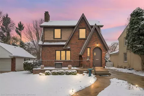 32250 Auburn Dr, Beverly Hills, MI 48025