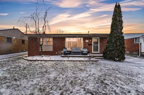 15738 Scott St, Southgate, MI 48195