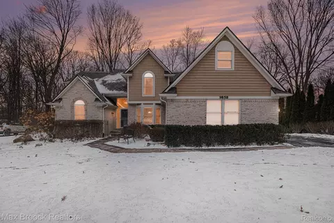 9858 Forest Ridge Dr, Springfield, MI 48348