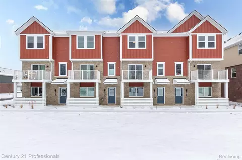 4849 Parkside Ln, Troy, MI 48085