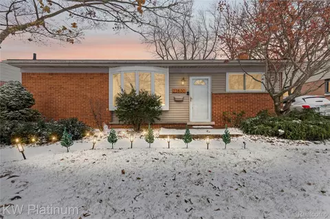 22500 Raymond St, Saint Clair Shores, MI 48082