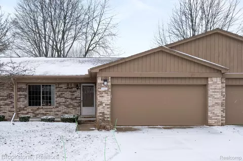 41505 Clinton Grove Dr, Clinton Township, MI 48038