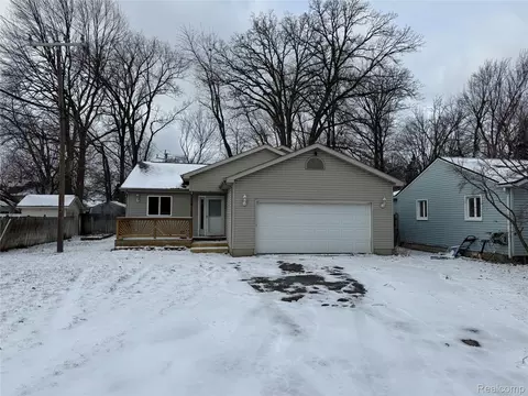 976 Ledyard St, Waterford, MI 48328