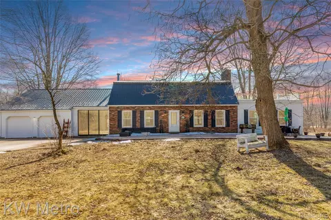 8665 Meskill Rd, Columbus, MI 48063