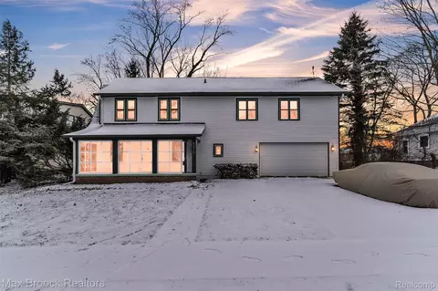 23009 Maple Ave, Farmington, MI 48336