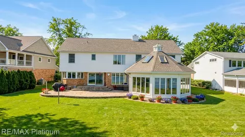 2863 Walmsley Circle Dr, Orion, MI 48360
