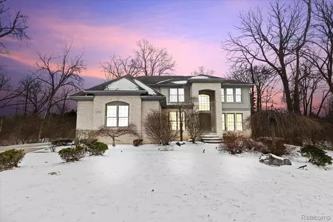 27861 Weymouth Dr, Farmington Hills, MI 48334