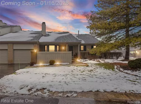 29441 Regents Pointe, Farmington Hills, MI 48331