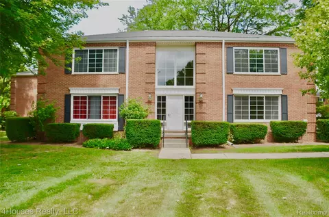 737 E Fox Hills Dr #180, Bloomfield Hills, MI 48304