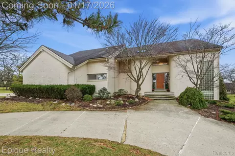 2029 Birchwood Way, Bloomfield Hills, MI 48302