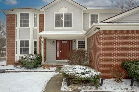 5500 Huntsman Dr, White Lake, MI 48383