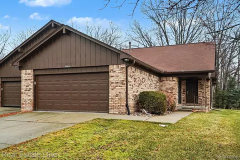 38630 Birch Meadow Dr, Clinton Township, MI 48036