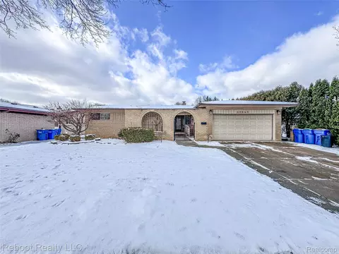 30645 Lebanon Dr, Warren, MI 48093