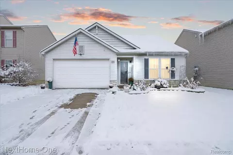 8564 Fox River Dr, Fowlerville, MI 48836