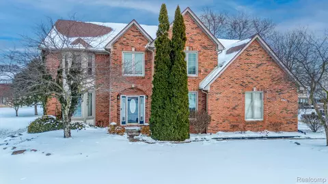 18546 Glastonbury Dr, Livonia, MI 48152