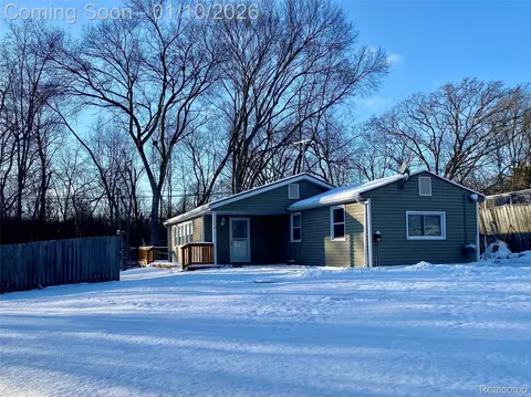 2045 Birch St, Hartland, MI 48353