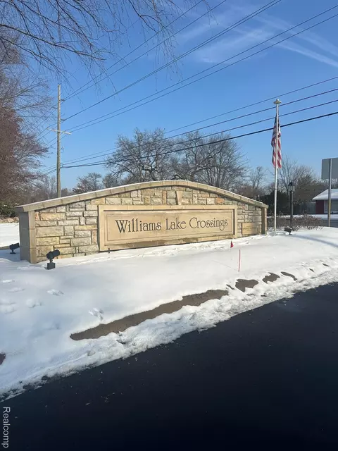 8213 Sequoia Ln, White Lake, MI 48386