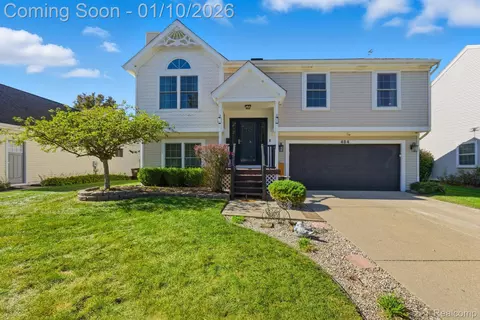 484 Waterbury Ct, Belleville, MI 48111