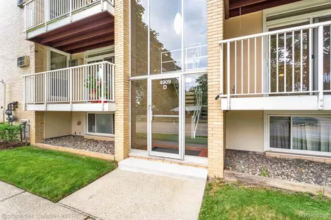 4909 Crooks Rd #D 4, Royal Oak, MI 48073