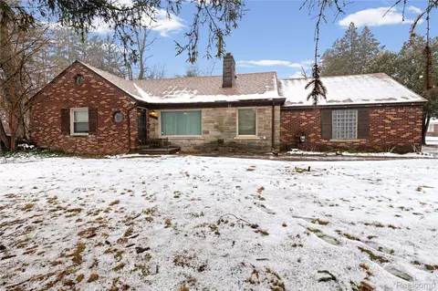 24125 Martha Washington Dr, Southfield, MI 48075