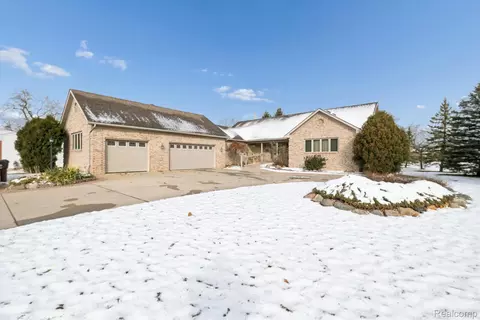 23220 Huron River Dr, Rockwood, MI 48173