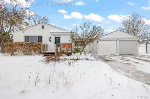8980 Mayfred Dr, Pinckney, MI 48169