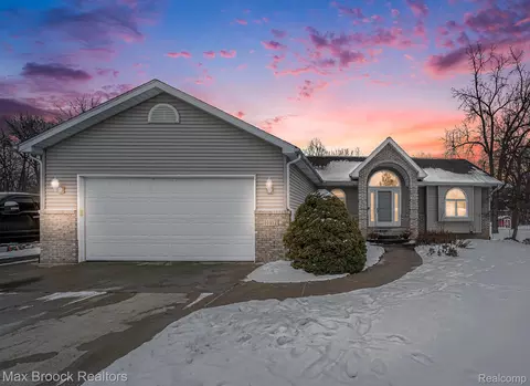 11412 Delmar Dr, Fenton, MI 48430