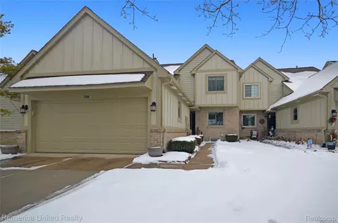 746 Red Maple Ln, Wixom, MI 48393