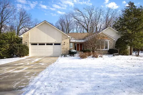 2171 Kemp Rd, Bloomfield Hills, MI 48302