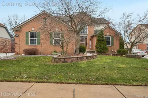 2715 Fox Woods Ln, Rochester Hills, MI 48307