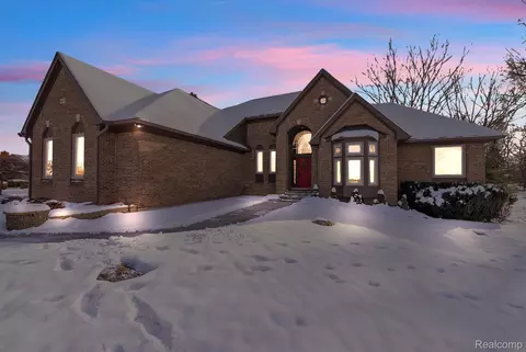 46575 Red Oak Dr, Northville, MI 48168
