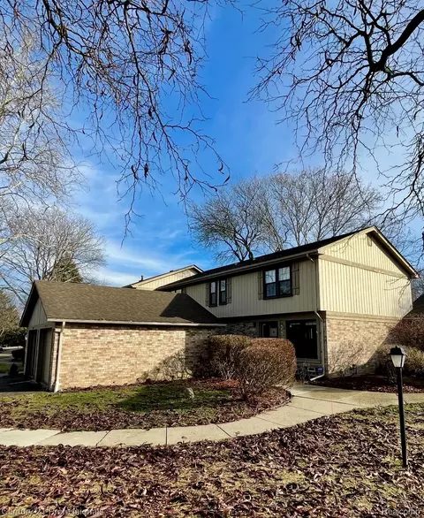 955 Sherwood Forest Dr #52, Rochester Hills, MI 48307