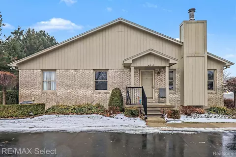 41952 King Edward Ct, Clinton Township, MI 48038