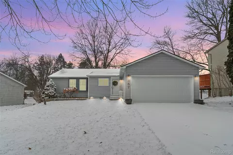 357 Woodlake Dr, Brighton, MI 48116