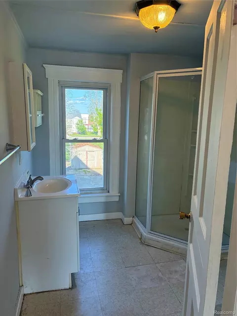 Bath - 1214 Root St, Flint, MI 48503 photo 4 of 5